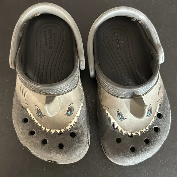 Toddler shark Crocs size 7 - Picture 2 of 4